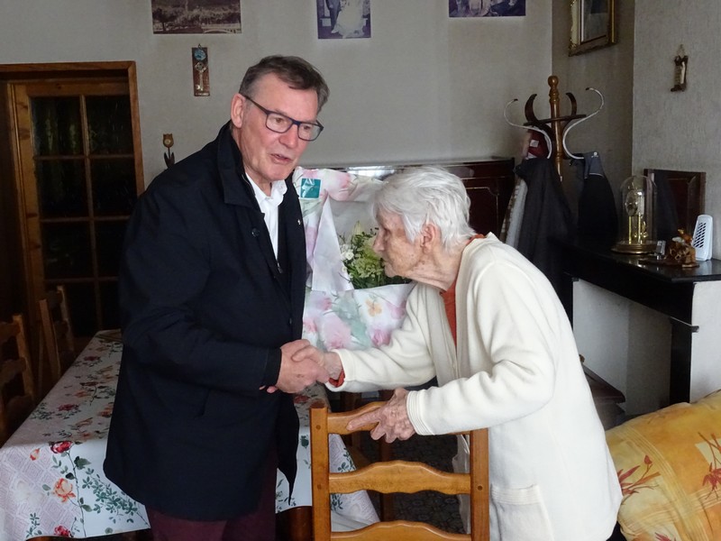 Lire la suite à propos de l’article Un bouquet pour la centenaire